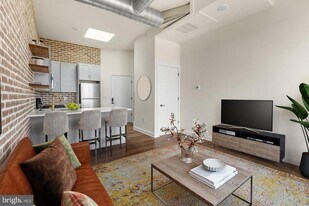 2401 Frankford Ave in Philadelphia, PA - Building Photo