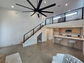 1112 W N Loop Blvd in Austin, TX - Building Photo - Building Photo