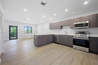 349 NW 40th St, Unit 203 in Oakland Park, FL - Building Photo - Building Photo