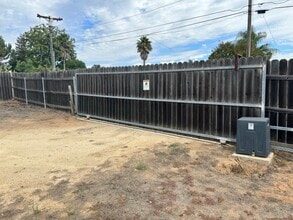 1129 Via Estrellada in Fallbrook, CA - Building Photo - Building Photo