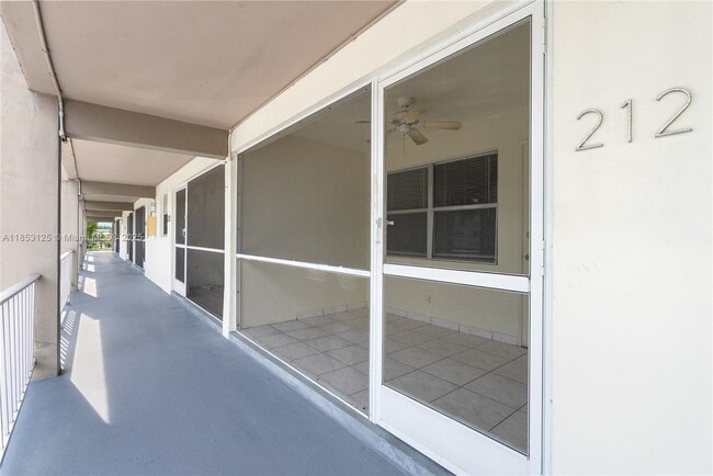 300 Layne Blvd in Hallandale Beach, FL - Building Photo - Building Photo