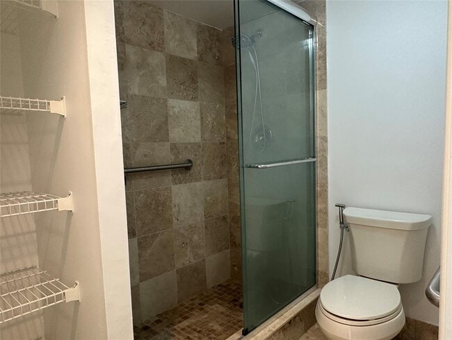 4655 Palm Ave, Unit 310 in Hialeah, FL - Building Photo - Building Photo