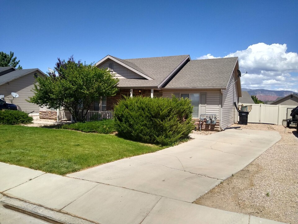 60 N 4275 W in Cedar City, UT - Building Photo