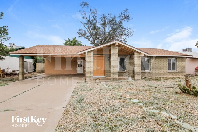 3846 W Dalphin Rd in Phoenix, AZ - Foto de edificio - Building Photo