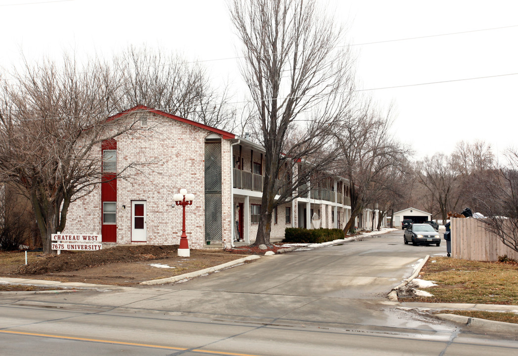 7675 University Ave in Clive, IA - Foto de edificio