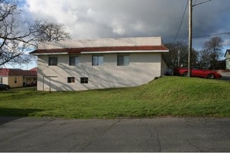 Pioneer Apartments in Oak Harbor, WA - Building Photo - Building Photo