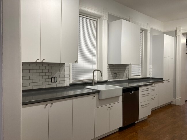 1102 N Wolcott Ave, Unit 2