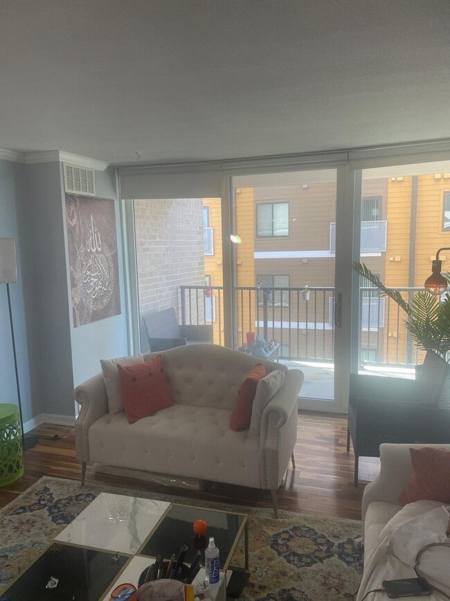 4 Monroe St, Unit 607 in Rockville, MD - Foto de edificio - Building Photo