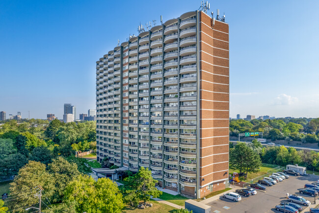 135 Fenelon Drive in Toronto, ON - Building Photo - Building Photo