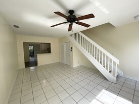 7721 Dunham Blvd, Unit TOWNHOME in Miami, FL - Foto de edificio - Building Photo