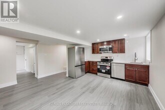 36 Rideout St in Ajax, ON - Building Photo - Building Photo