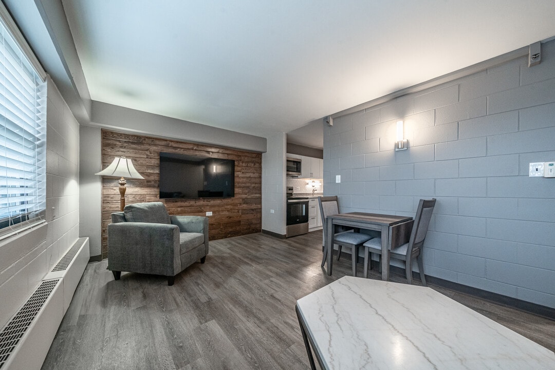 Bays Tower Apartments in Joliet, IL - Building Photo