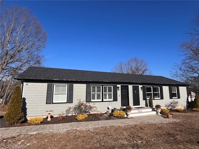 20 Sunrise Dr in Westerly, RI - Foto de edificio - Building Photo