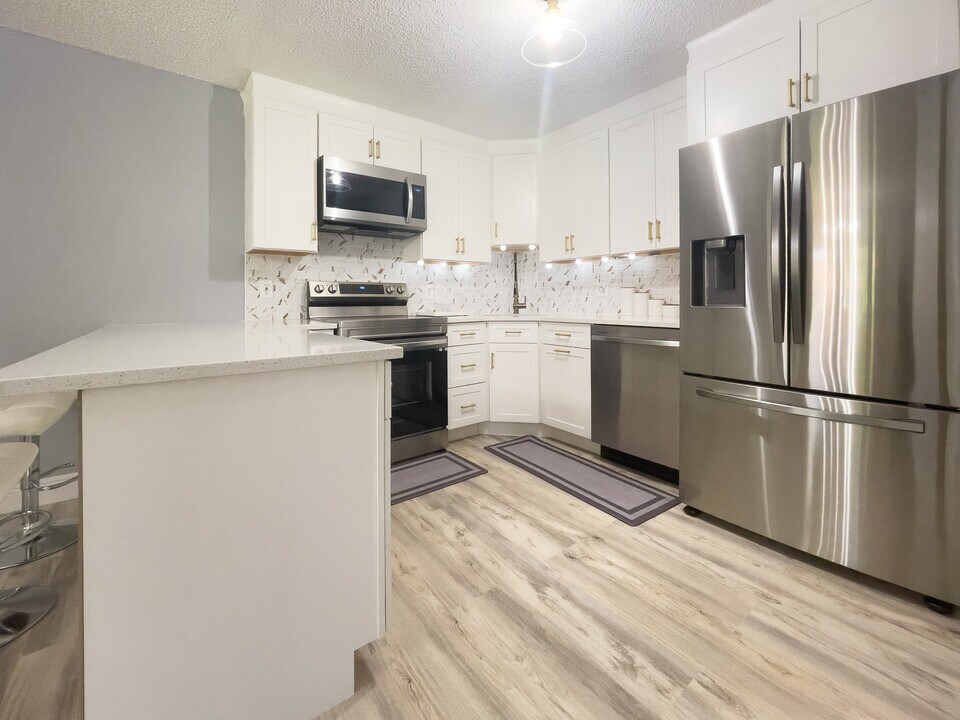 340 Knotty Pine Cir, Unit B2 in Greenacres, FL - Building Photo