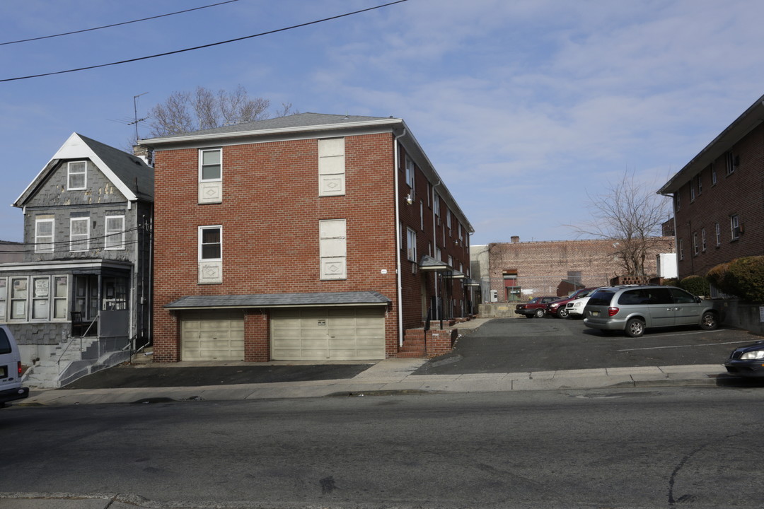 605 Nye Ave in Irvington, NJ - Building Photo