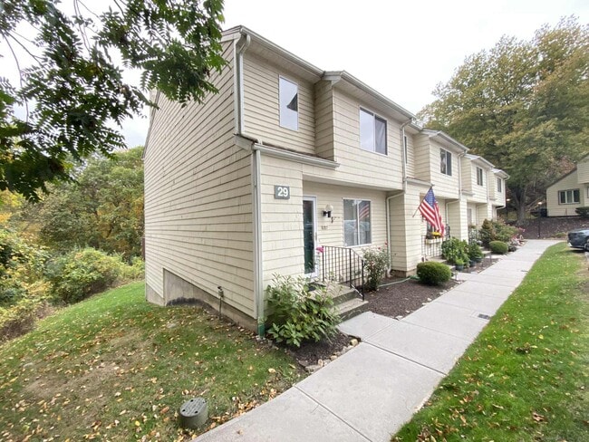 166 Old Brookfield Rd in Danbury, CT - Building Photo - Building Photo
