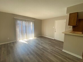 12905 Woodforest Blvd-Unit -12905 Woodforest Boulevard unit 607 in Houston, TX - Building Photo - Building Photo