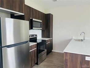 1204 W Sucre Dr, Unit 1 in Edinburg, TX - Foto de edificio - Building Photo