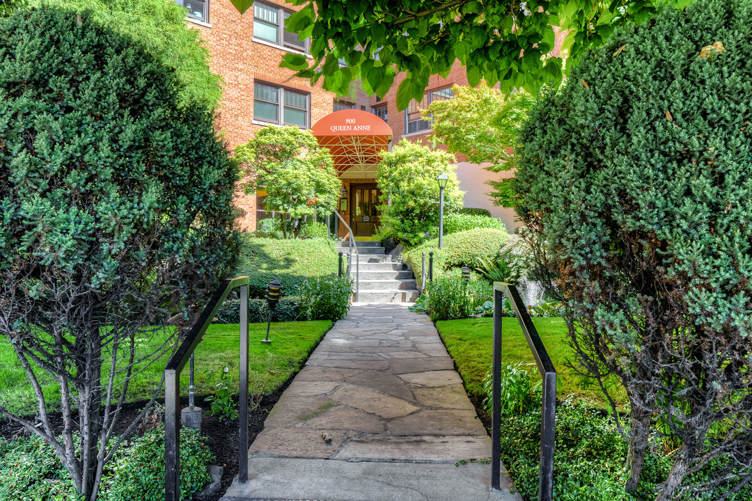 Queen Anne Apartments in Seattle, WA - Building Photo