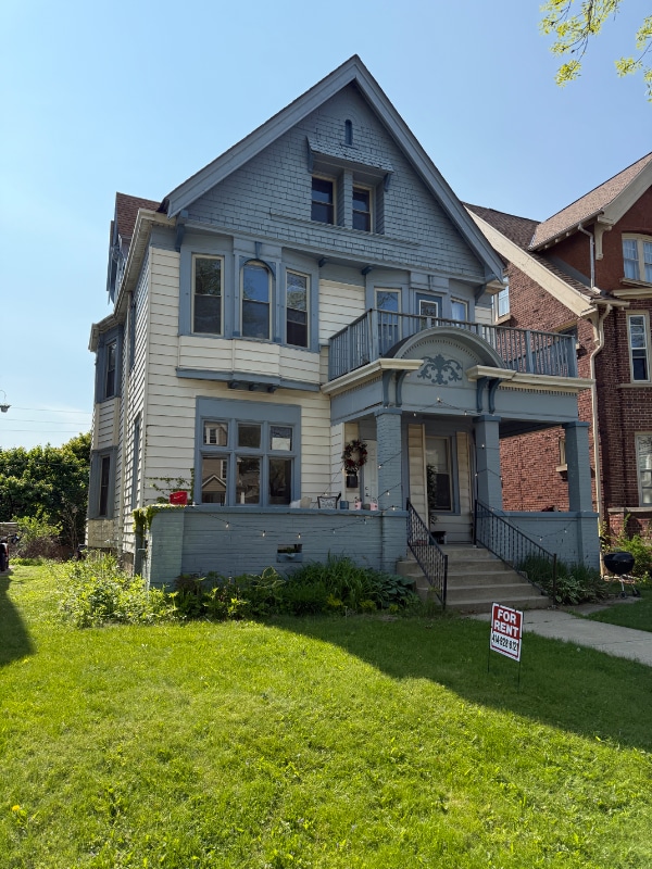 2833 N Downer Ave