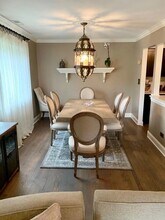 1002 Castilian Ct in Glenview, IL - Building Photo - Building Photo