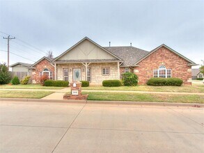 1001 N Barn Hill Way in Mustang, OK - Building Photo - Building Photo