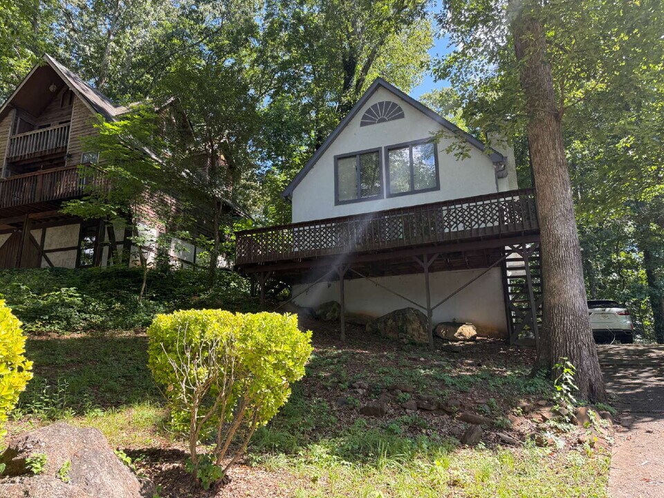 8439 Lake Dr in Snellville, GA - Foto de edificio