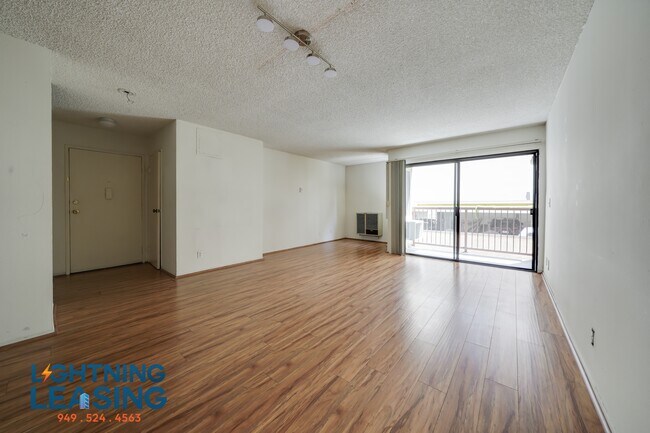 6827 Whitsett Ave in Los Angeles, CA - Building Photo - Building Photo