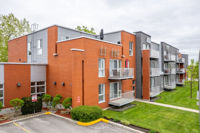 Villas Pierrfonds in Pierrefonds, QC - Building Photo - Building Photo