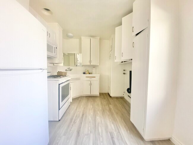 712 N Guadalupe Ave in Redondo Beach, CA - Building Photo - Building Photo