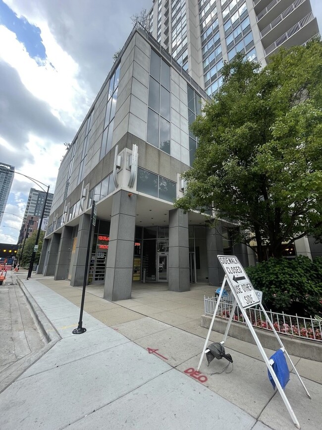 200 W Grand Ave in Chicago, IL - Building Photo - Building Photo