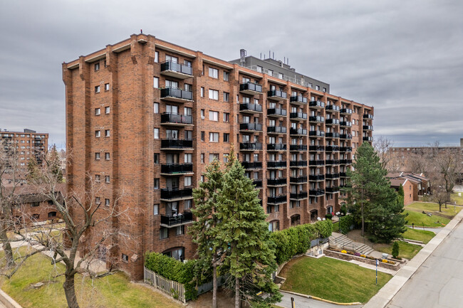 Complexe Southwest One in Pointe-claire, QC - Building Photo - Building Photo