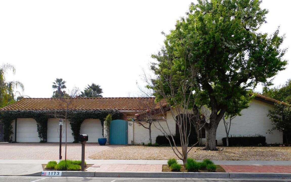 1173 W Escalon Ave in Fresno, CA - Foto de edificio