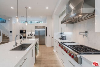 12962 Discovery Crk in Los Angeles, CA - Building Photo - Building Photo