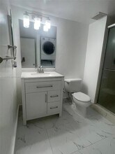 403 Lakeview Dr in Weston, FL - Building Photo - Building Photo