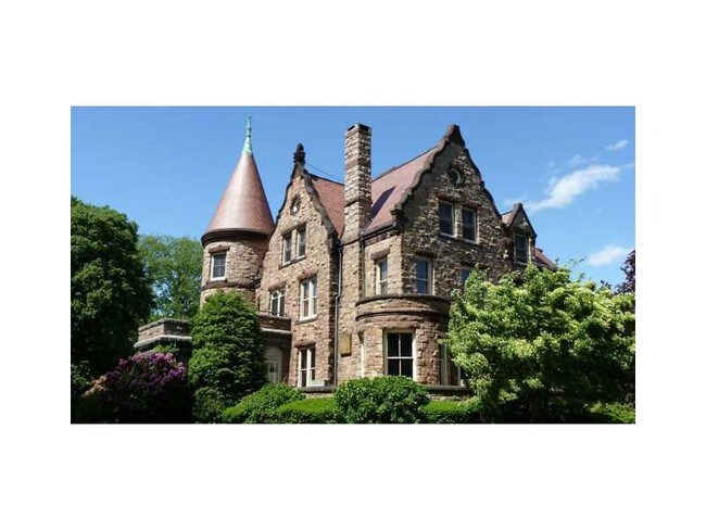 364 Bellevue Ave in Newport, RI - Building Photo - Building Photo