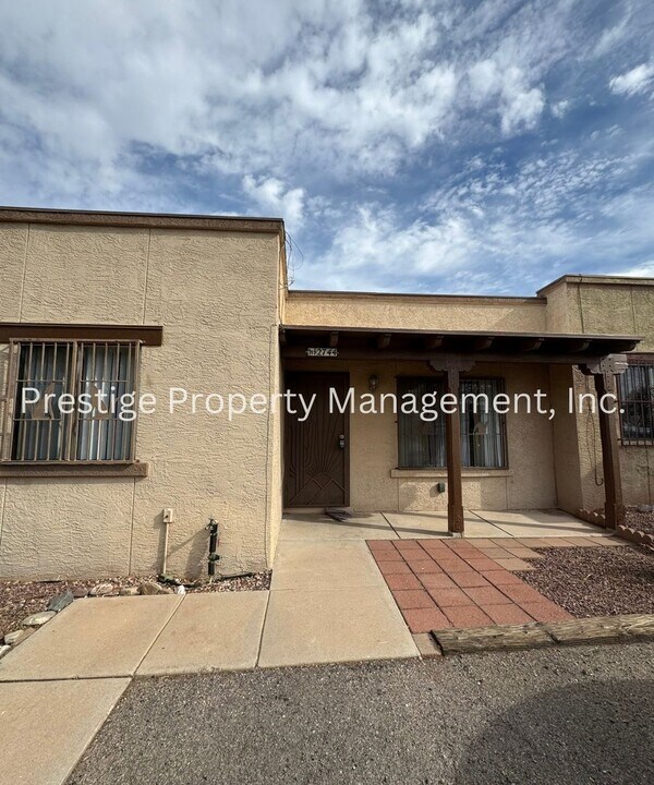 2744 S Oakenshield Way in Tucson, AZ - Building Photo