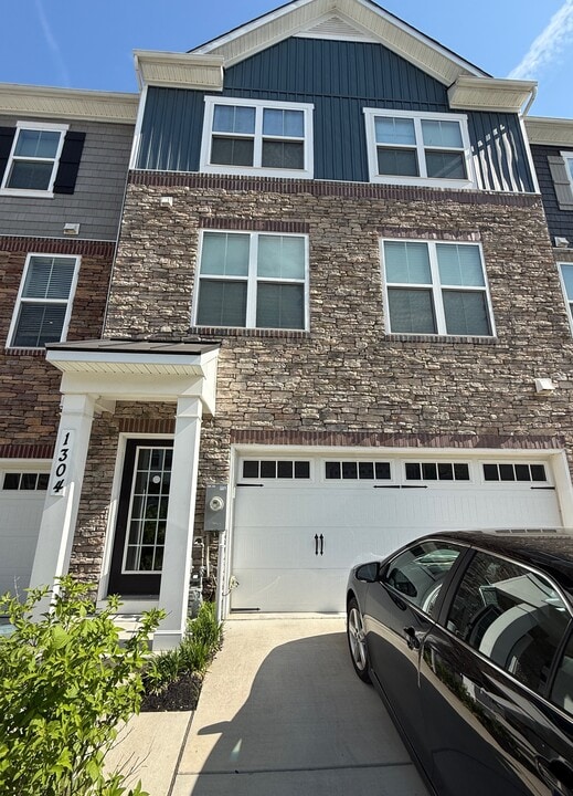 1304 Iron Oak Cv in Crofton, MD - Building Photo