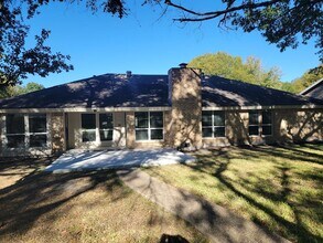 10403 Pinehurst Dr in Austin, TX - Building Photo - Building Photo