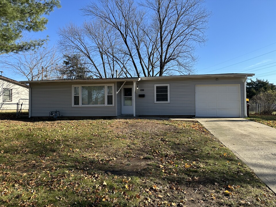 3827 Latham St in Rockford, IL - Foto de edificio