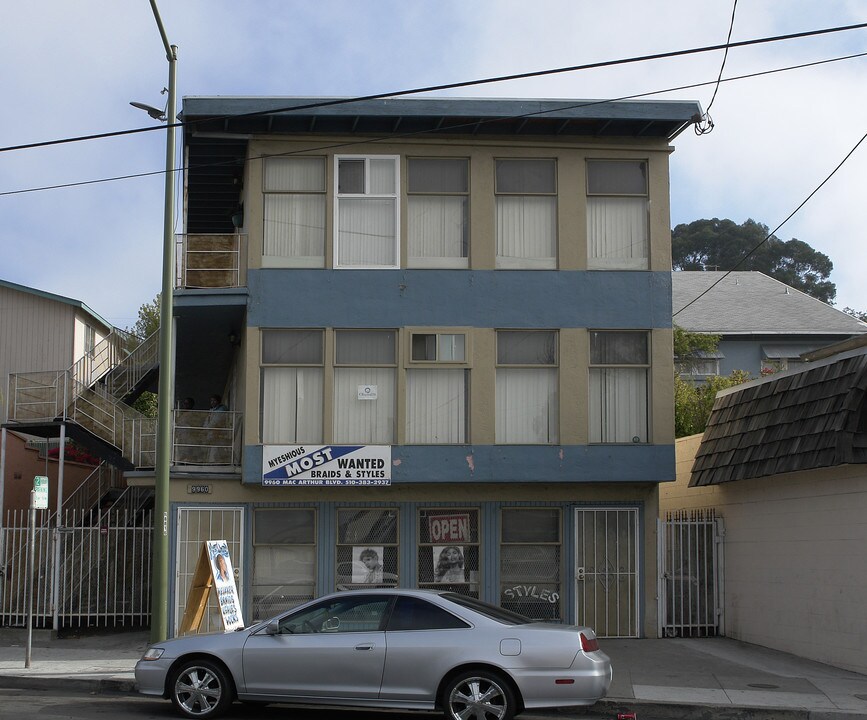 9960 Macarthur Blvd in Oakland, CA - Foto de edificio