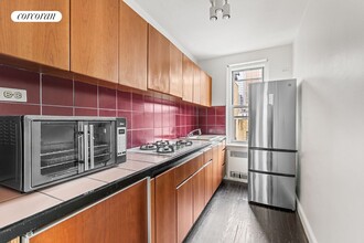 310 W 55th St in New York, NY - Building Photo - Building Photo