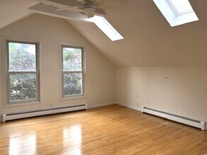 241 Nelson Ave, Unit 2 in Saratoga Springs, NY - Foto de edificio - Building Photo