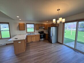 627 E Pine St in New London, WI - Building Photo - Building Photo