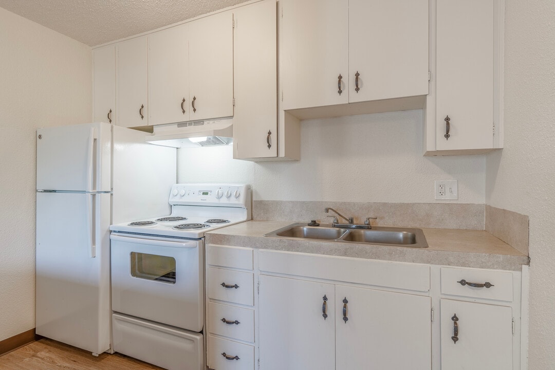 Somerset Apartments in Salem, OR - Building Photo