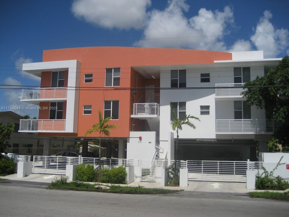 914 SW 31st Ave, Unit 307 in Miami, FL - Building Photo