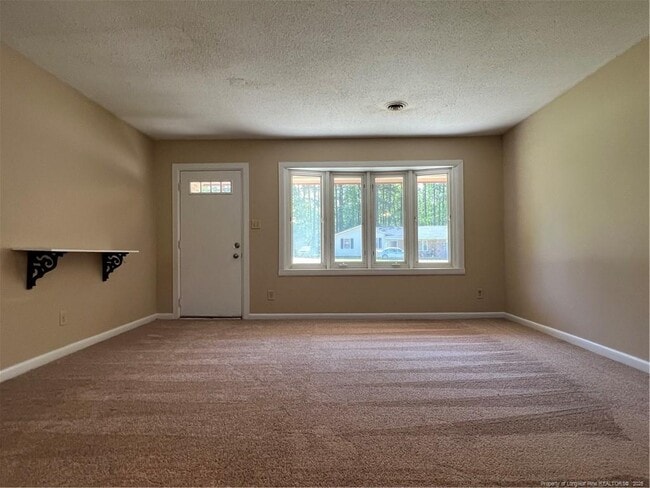 5675 Livingston Dr in Fayetteville, NC - Building Photo - Building Photo