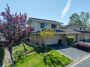 Crestview Park in San Carlos, CA - Foto de edificio - Building Photo