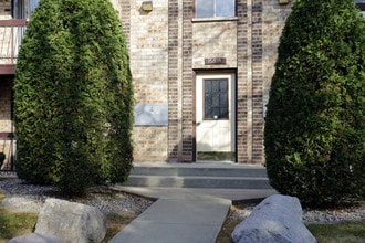 Orlan Brook Apartments in Orland Park, IL - Building Photo - Building Photo
