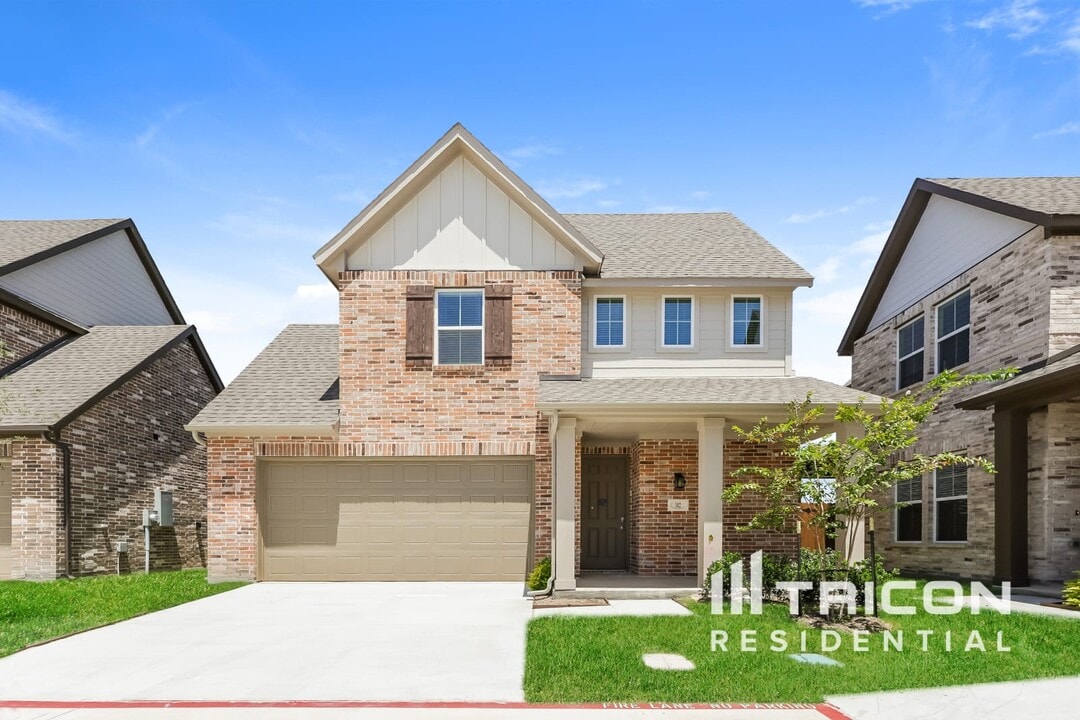 102 Hampton Ct in Saginaw, TX - Building Photo